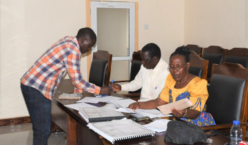 ZOEZI LA ULIPAJI FIDIA KUPISHA UJENZI WA RELI YA KISASA SGR MORGORO – MAKUTUPORA LAZIDI KUPAMBA MOTO JIJINI DODOMA
